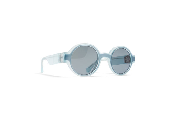 MYKITA + Maison Margiela MMDUAL005-D7 凸型フレームのアイスブルーグラデーションカラー 価格：56,500円（税別） image by A.KA Tokyo 【拡大】