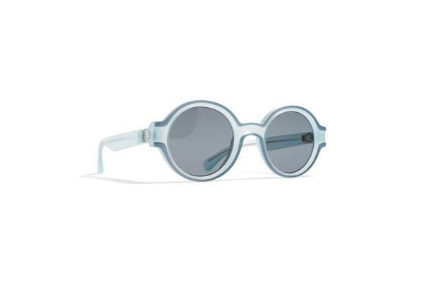 MYKITA + Maison Margiela MMDUAL006-D7 凹型フレームのアイスブルーグラデーションカラー 価格：56,500円（税別） image by A.KA Tokyo 【拡大】