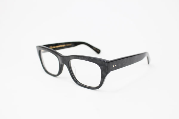 OLIVER GOLDSMITH（オリバー ゴールドスミス）CONSUL-50 カラー：Marble Black（マーブルブラック） 価格：27,000円（税抜） 独特な質感が印象的なこの生地は、2005年ブランド復刻時にヴィンテージものが存在していたが、在庫が底をつくほどの人気ぶり。今回は、現行生地を使い、久々に復刻された。 image by Continuer 【拡大】