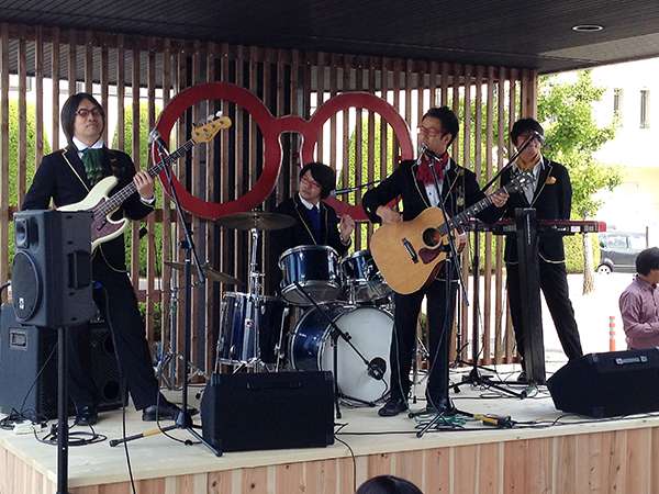 めがねフェス 2014での「めがねバンドライブ」の様子。 image by 福井県眼鏡協会