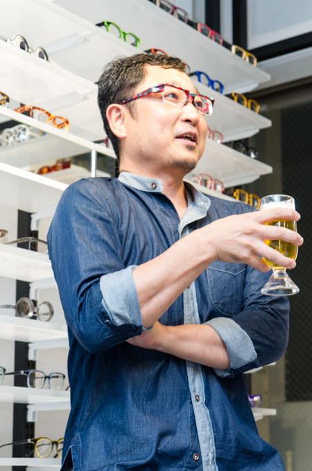 ビールだけでなく日本酒も好きだという青山氏は、裏返すと「ぐい呑み」になる「2度おいしい」グラスをデザイン。FACTORY900（ファクトリー900）のフレームを思わせる持ち手の太さも印象的。