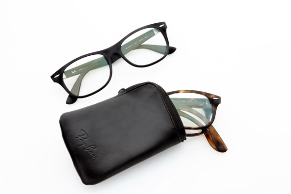 Ray-Ban（レイバン）RX4223 テック ニューウェイファーラー フォールディング 参考価格：24,000円（税別） Ray-Ban（レイバン）の定番中の定番ウェイファーラーをコンパクトに仕上げた人気モデル。軽くて熱に強い素材なので、アクティブなシーンでも安心。