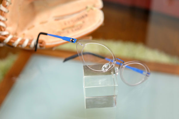 ”レンズインレンズフレーム”のメリットは、度付きレンズ部分が小さいこと。そのため、度が強くてもレンズが薄くなり、軽くて度が目立ちにくいメガネに仕上がる。また、リム（ふち）が透明なレンズでできているので、視界を遮りにくいのもポイントだ。