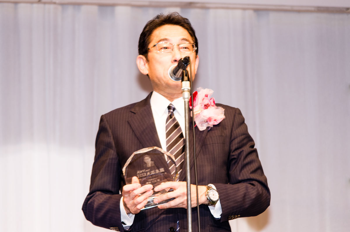 岸田文雄外務大臣がメガネ ベストドレッサー賞政界部門受賞～同じフレームを色違いでいくつも買うほどメガネ好き