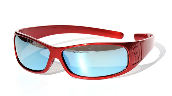 FAÇADE Sunglasses（ファサード サングラス） カラー：Red（レッド） 価格：79.95ドル（執筆時現在9,643円） フィット感バツグンなので、スポーツの激しい動きにもズレずに快適。頭に掛けたり、首から提げたりできるのも便利。 image by FAÇADE