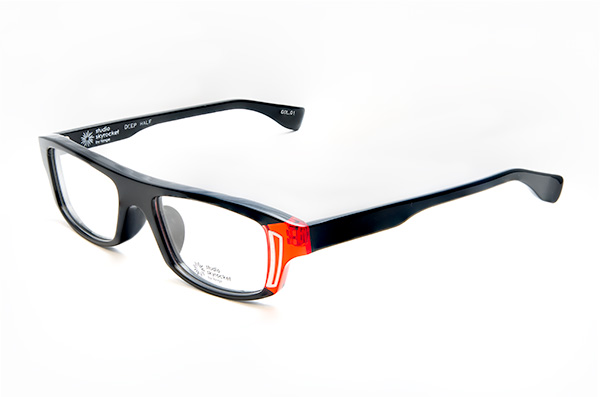 Studio Skyrocket(スタジオスカイロケット)DEEP HALF カラー01 目元の印象を引き締め、気分をアガるメガネを掛けたいひとにオススメのカラー。 Studio Skyrocket(スタジオスカイロケット)DEEP HALF カラー01 目元の印象を引き締め、気分をアガるメガネを掛けたいひとにオススメのカラー。