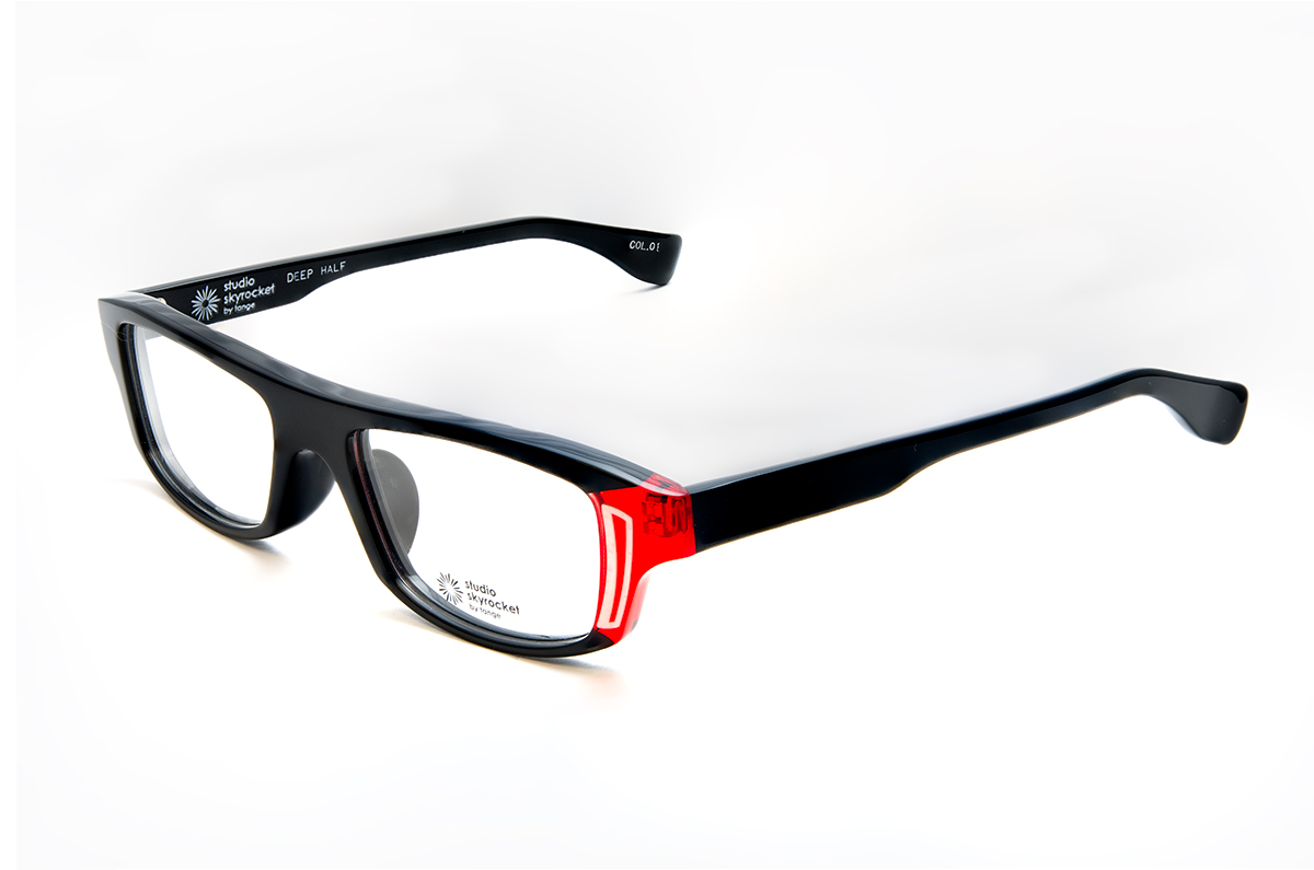 Studio Skyrocket（スタジオスカイロケット）DEEP HALF カラー01 目元の印象を引き締め、気分をアガるメガネを掛けたいひとにオススメのカラー。