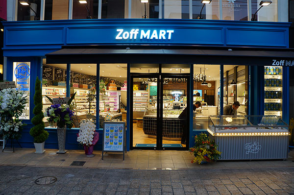 Zoff MART（ゾフマート）自由が丘店は、外観からしてメガネ店”らしくない”雰囲気。 image by インターメスティック