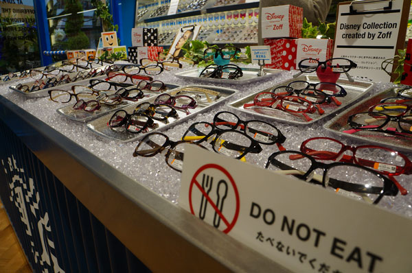 スーパーマーケットの鮮魚コーナーを思わせるディスプレイにメガネが並ぶ。「DO NOT EAT（たべないでください）」の表示にも注目。 image by インターメスティック