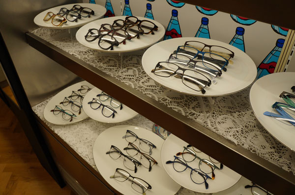 皿に盛られたメガネ。 image by インターメスティック