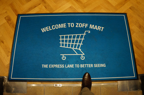 入口のフロアマットには、ショッピングカートが描かれている。 image by インターメスティック