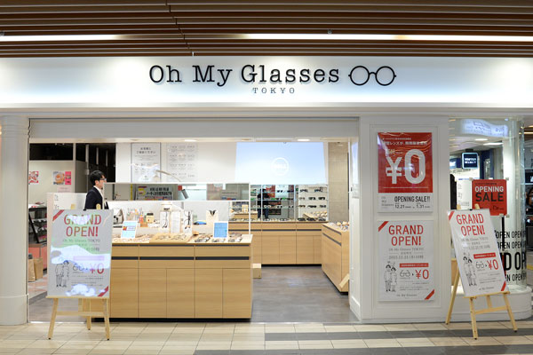 Oh My Glasses TOKYO 浜松町店は、モノレール浜松町駅ビルの2階にあり、浜松町駅からアクセスしやすい。 image by オーマイグラス