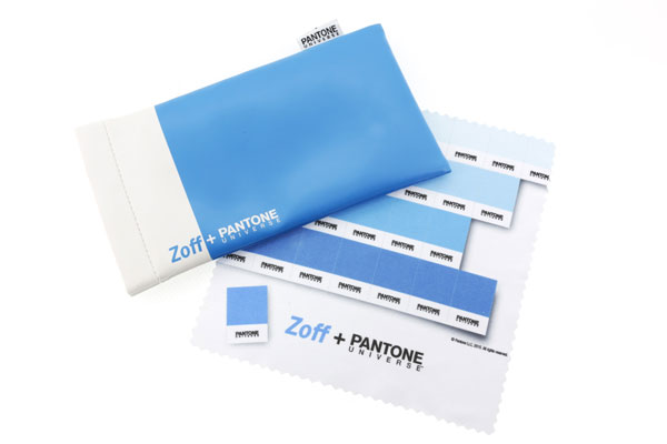 Zoff + PANTONE UNIVERSE のフレームには、Zoff（ゾフ）のブランドカラー「ターコイズブルー」の専用メガネケースとメガネ拭きがセットに。 image by インターメスティック