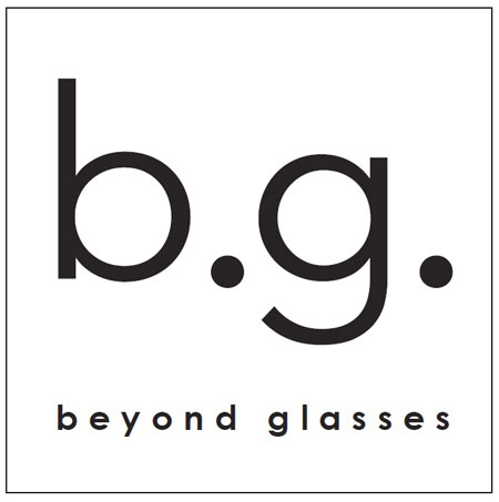 b.g.（ビージー）とは、「beyond glasses」の頭文字を取ったもの。「先端技術の活用で、メガネを超えるメガネをつくりたい」という思いが込められている。