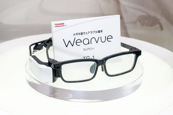 1月13日(水)より東京ビッグサイトで開催中の「ウェアラブルEXPO」で公開された東芝 Wearvue（ウェアビュー）TG-1。