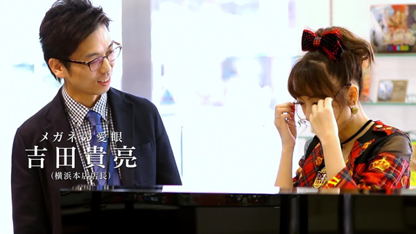 メガネの愛眼 横浜本店店長の吉田貴亮氏とともにメガネを試着する高橋みなみ。