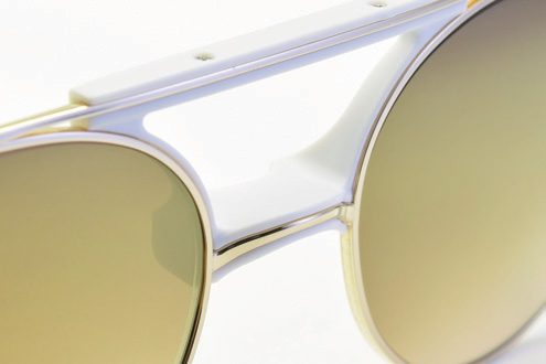 チタンとアセテートの巧みなコンビネーションは、増永眼鏡が100年以上にわたり培ってきた卓越した技術から生み出された。 視界のチラつきを抑えるため、レンズ裏面に反射防止コートが施されている。 image by MASUNAGA