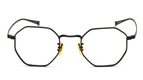 OG×OLIVER GOLDSMITH（オージー バイ オリバー ゴールドスミス） 「Farmer」カラー025 価格：34,000円（税抜） ユーモラスな印象もあるオクタゴンシェイプ（八角形）をタイトに仕上げて知的な雰囲気をプラス。