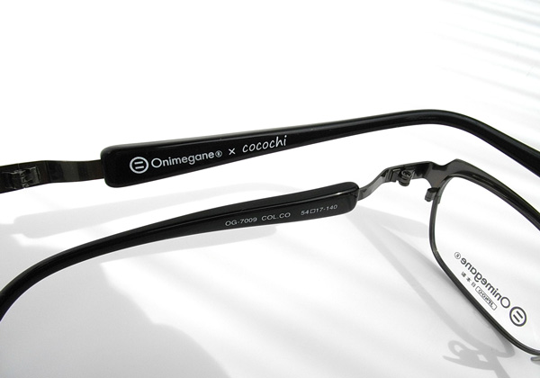 コラボの証である「Onimegane ® cocochi」のロゴ入り。「COL. CO」は「カラー cocochiオリジナル」の略。 image by cocochi