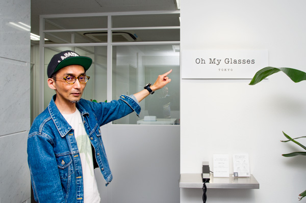 Oh My Glasses TOKYO（オーマイグラス 東京）本社に到着したさくらヒロシ。