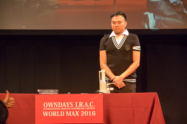 先に完成させたのはシンガポール代表 Dennis（デニス）さん。8分を切る驚異的なタイムを記録。