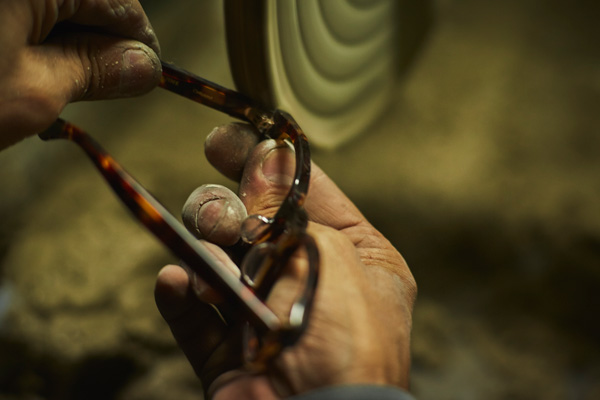 セルロイドは磨きの工程を幾度と重ねることで奥深い色ツヤが生まれる。 image by ジェイアイエヌ