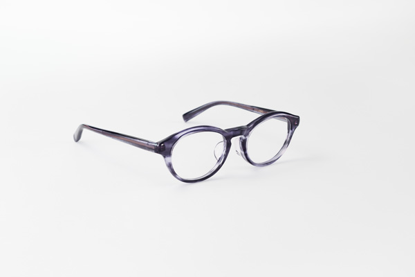 かつて「軽量メガネ」ブームを巻き起こした人気商品 Air frame（エア・フレーム）シリーズで得たノウハウが活かされた掛け心地のよさも魅力。 image by ジェイアイエヌ