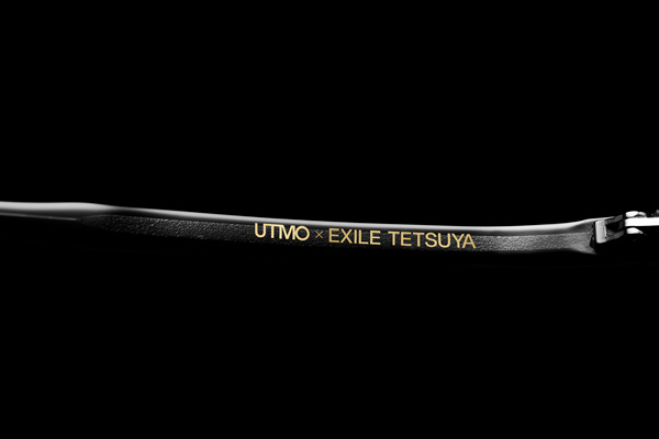 テンプル（つる）には「UTMO × EXILE TETSUYA」のコラボロゴ入り。