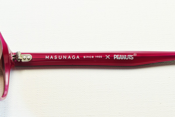 テンプル（つる）には「MASUNAGA since 1905 × PEANUTS」のロゴ入り。