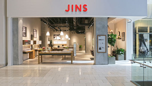 北米3号店 JINS Santa Anita（ジンズ サンタ・アニタ）は、ロサンゼルスでもアジア人が多く暮らす地域にあるショッピングモール Westfield Santa Anita にオープン。