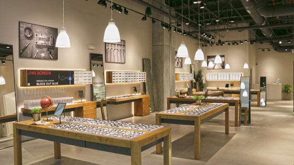 JINS Santa Anita（ジンズ サンタ・アニタ）では、アジア人の骨格に合わせた設計の商品も充実させ、地域のファミリー層が気軽に利用できる店舗を目指す。