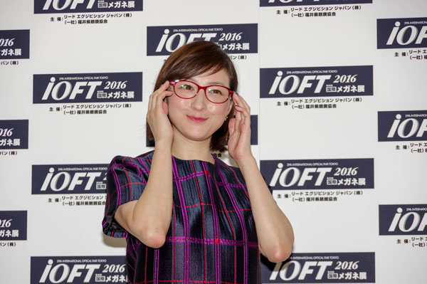 広末涼子がメガネ ベストドレッサー賞芸能界部門受賞「メガネを掛けたくて目が悪くなりたいと願ったほどメガネが好き」