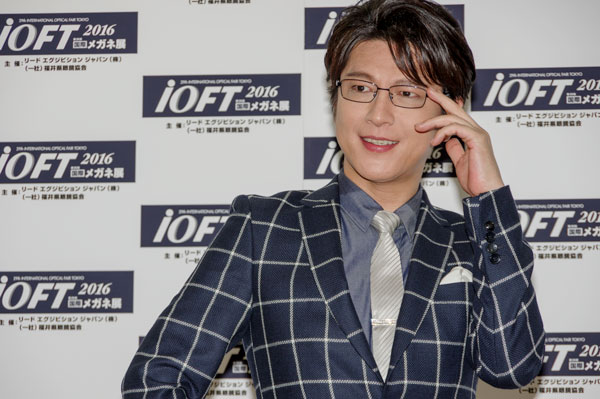 及川光博がメガネ ベストドレッサー賞芸能界部門受賞「ファンへの約束を果たす、念願の受賞」