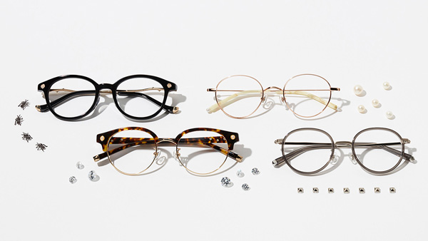 Zoff（ゾフ）の「LOVE BY e.m. eyewear collection」は、ジュエリーのようにメガネを掛けてほしいという想いから生まれたコレクション。カジュアルからフォーマルまで幅広く掛けられそう。