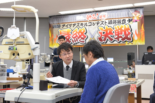 目の状態や“自分専用の最高のメガネ”について分かりやすく説明・提案することも、メガネ店に求められる大切なスキルだ。