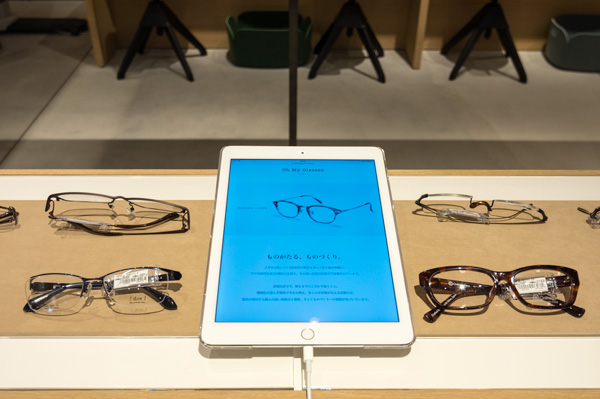 Oh My Glasses TOKYO（オーマイグラス 東京）柏の葉T-SITE店に設置されたタブレット。