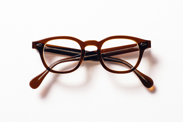 JULIUS TART OPTICAL（ジュリアス タート オプティカル） AR 44 カラー：Brown Crystal 価格：37,000円（税別） ジョニー・デップをはじめとした著名人が愛用し、世界的に最も知名度が高いヴィンテージフレーム「ARNEL」を忠実に再現。