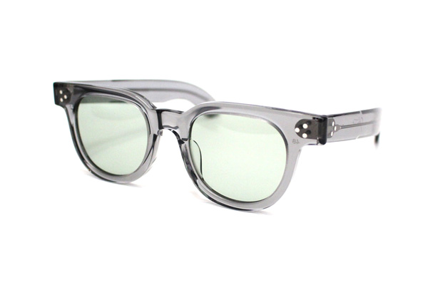 JULIUS TART OPTICAL（ジュリアス タート オプティカル） FDR 48 カラー：Crystal Grey 価格：38,000円（税別） アメリカ第32代大統領 Franklin Delano Roosevelt（フランクリン・デラノ・ルーズベルト）氏のイニシャルが由来とされるモデルをリアルに再現。