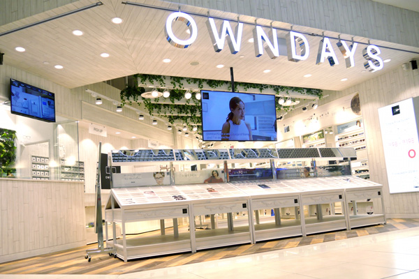 OWNDAYS（オンデーズ）の店舗仕様は、日本も海外も同じ。平均的な広さは約35坪。