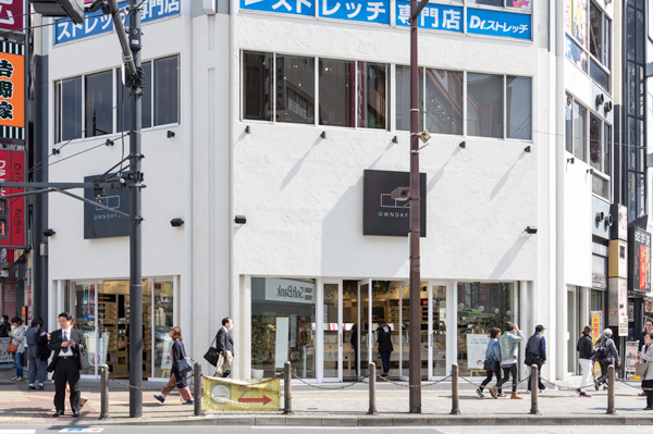 OWNDAYS（オンデーズ）池袋西口店は、池袋駅から近くて便利。22時まで営業しているのもうれしい。