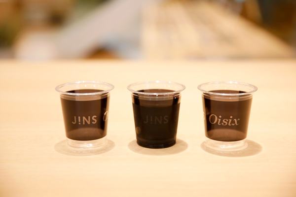 JINS 渋谷店でメガネを購入すると、採れたて新鮮野菜・果実で人気の Oisix（オイシックス）とコラボしたオリジナルブルーベリージュースが無料で提供される。 image by JINS