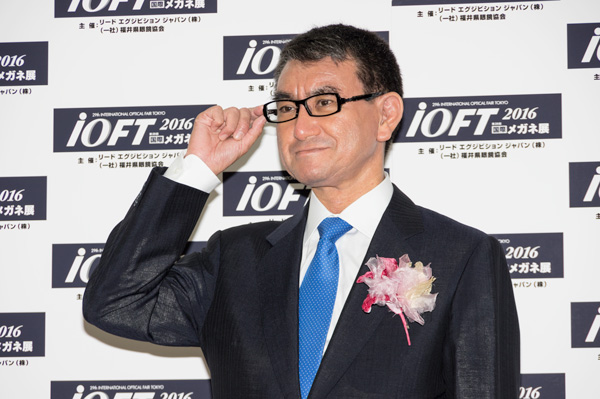 河野太郎氏がメガネ ベストドレッサー賞政界部門受賞「安倍総理には取れない、自分だから取れた賞」