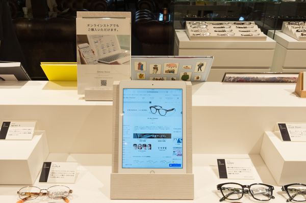 Oh My Glasses TOKYO エソラ池袋店に設置されたタブレット。