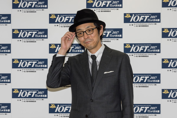 宮藤官九郎がメガネ ベストドレッサー賞文化界部門を受賞
