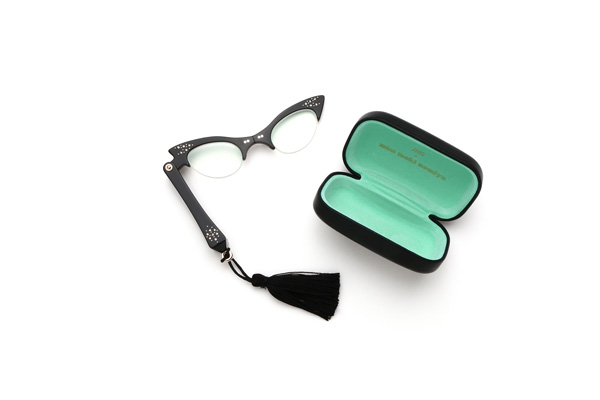 BIJIN READING GLASSES（美人リーディンググラス） 「Cinema Lorgnette」 価格：12,000円（税別） 度数：+2.0 オリジナルメガネケースとメガネ拭きが付属。