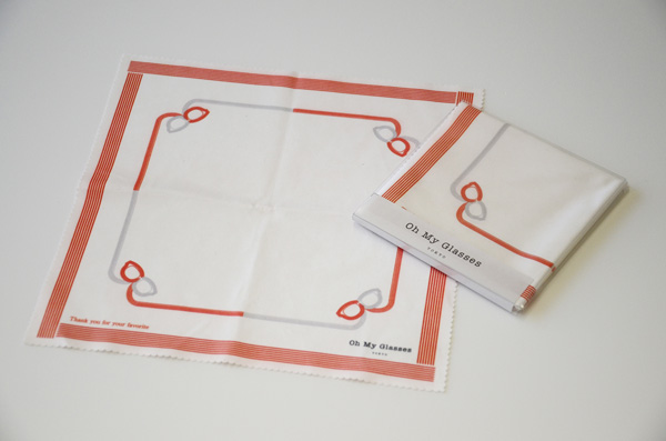 期間中に対象店舗で商品を購入した人に先着でオリジナルメガネ拭きをプレゼント。数量限定なので早めの来店・購入がオススメ。