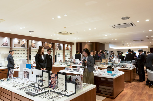 メガネスーパー、アイケアをさらに拡充した次世代型店舗として高田馬場本店をリニューアルオープン