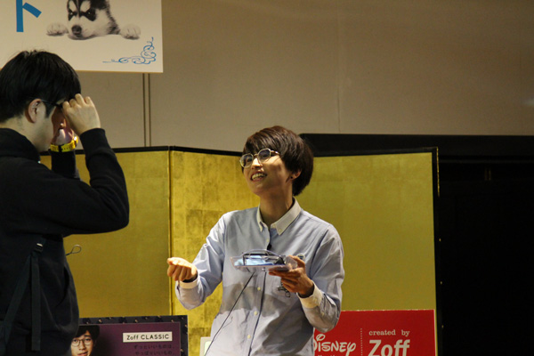 決勝大会のステージに立つ青木佳奈子さん。