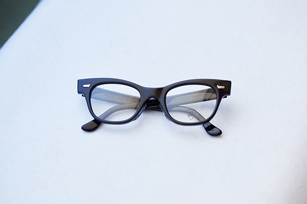 JULIUS TART OPTICAL（ジュリアス タート オプティカル） Countdown ※新作 カラー：Black 価格：37,000円（税別） 太くて力強いブローラインと目元のびょうが印象的。小ぶりで滑らかなカタチなので、収まり良く掛けられる。