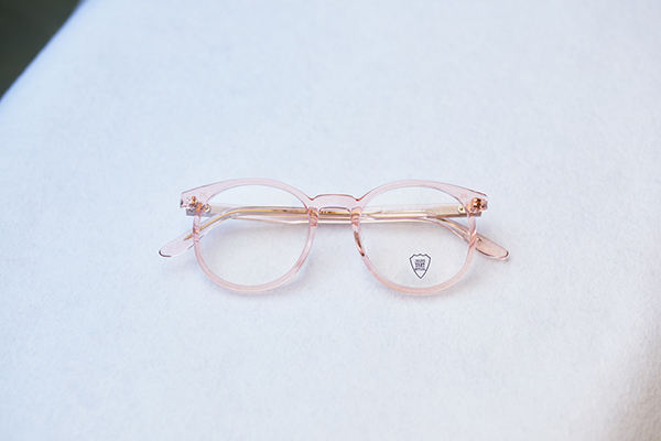 JULIUS TART OPTICAL（ジュリアス タート オプティカル） Prince X ※新作 カラー：Fresh Pink 価格：37,000円（税別） JULIUS TART OPTICAL（ジュリアス タート オプティカル）初のボストンは、少し下ぶくれのカタチがかわいいフレーム。中でも、ピンクのものは、カラーレンズを入れてナードな雰囲気で掛けるのもオススメ。